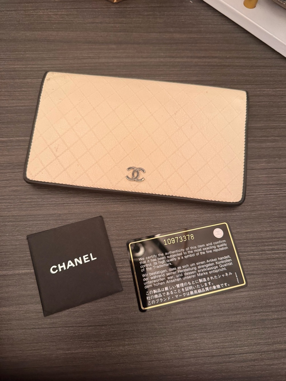 CHANEL white and black Leather Wallet